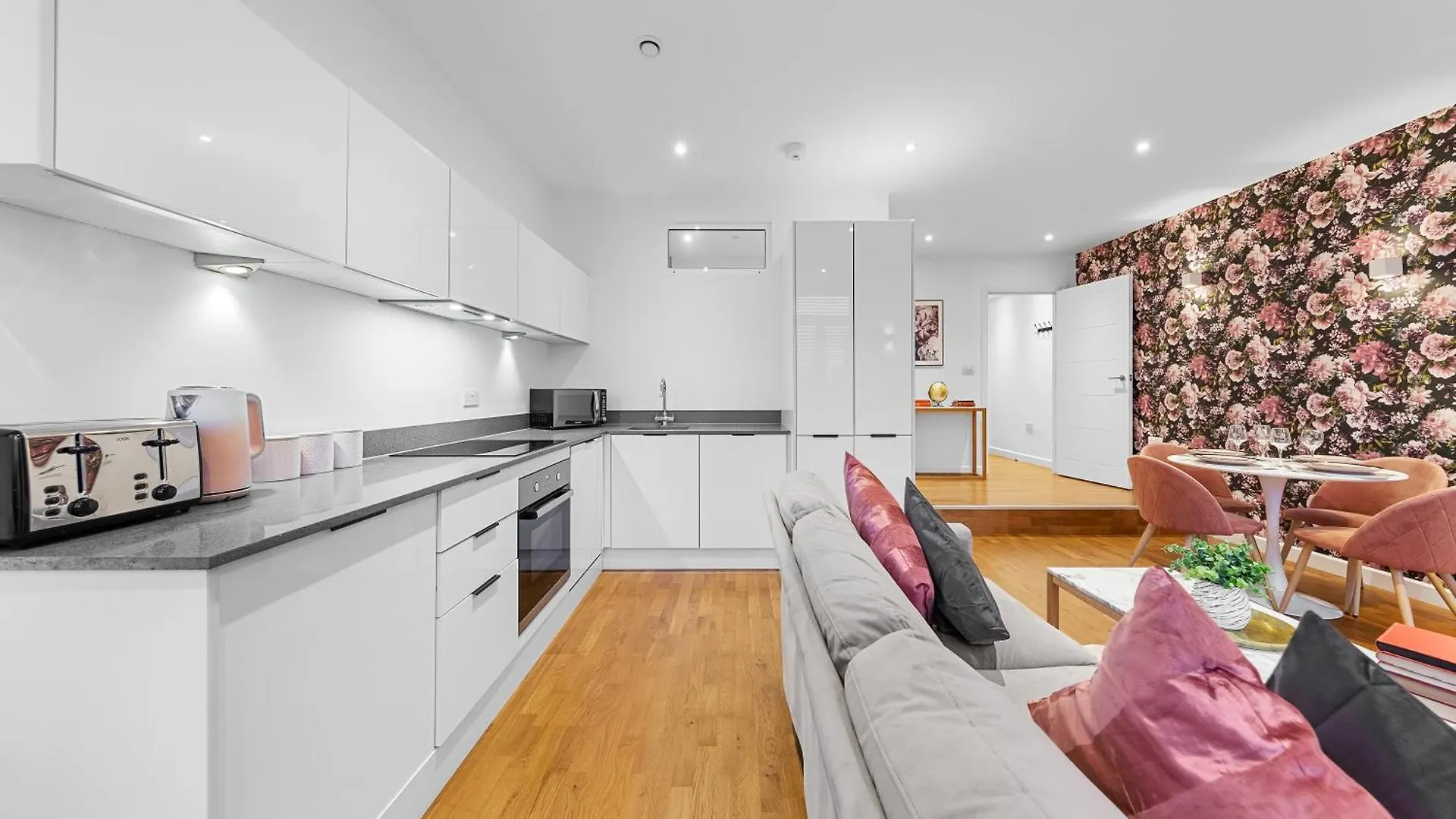 Apartment Modern One Bedroom Flat - Near Heathrow, Windsor Castle, Thorpe Park - Staines London Tw18