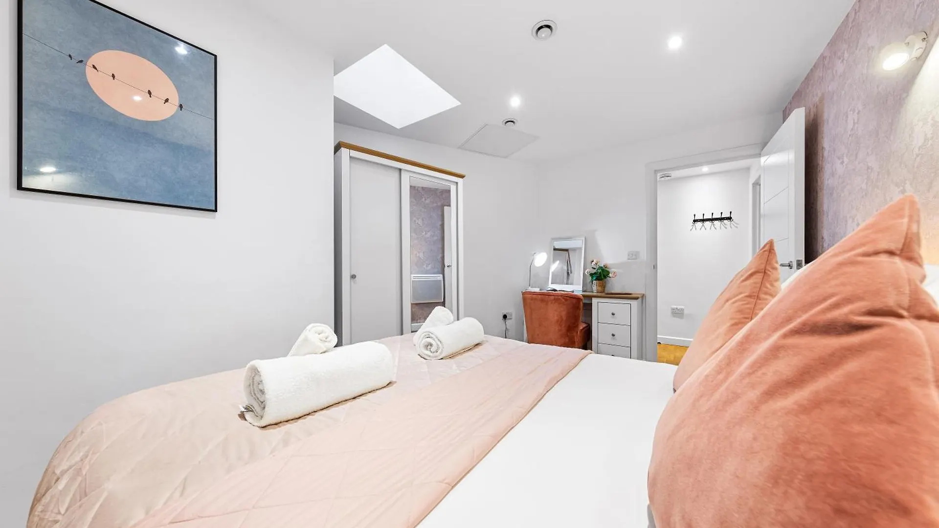 Apartment Modern One Bedroom Flat - Near Heathrow, Windsor Castle, Thorpe Park - Staines London Tw18