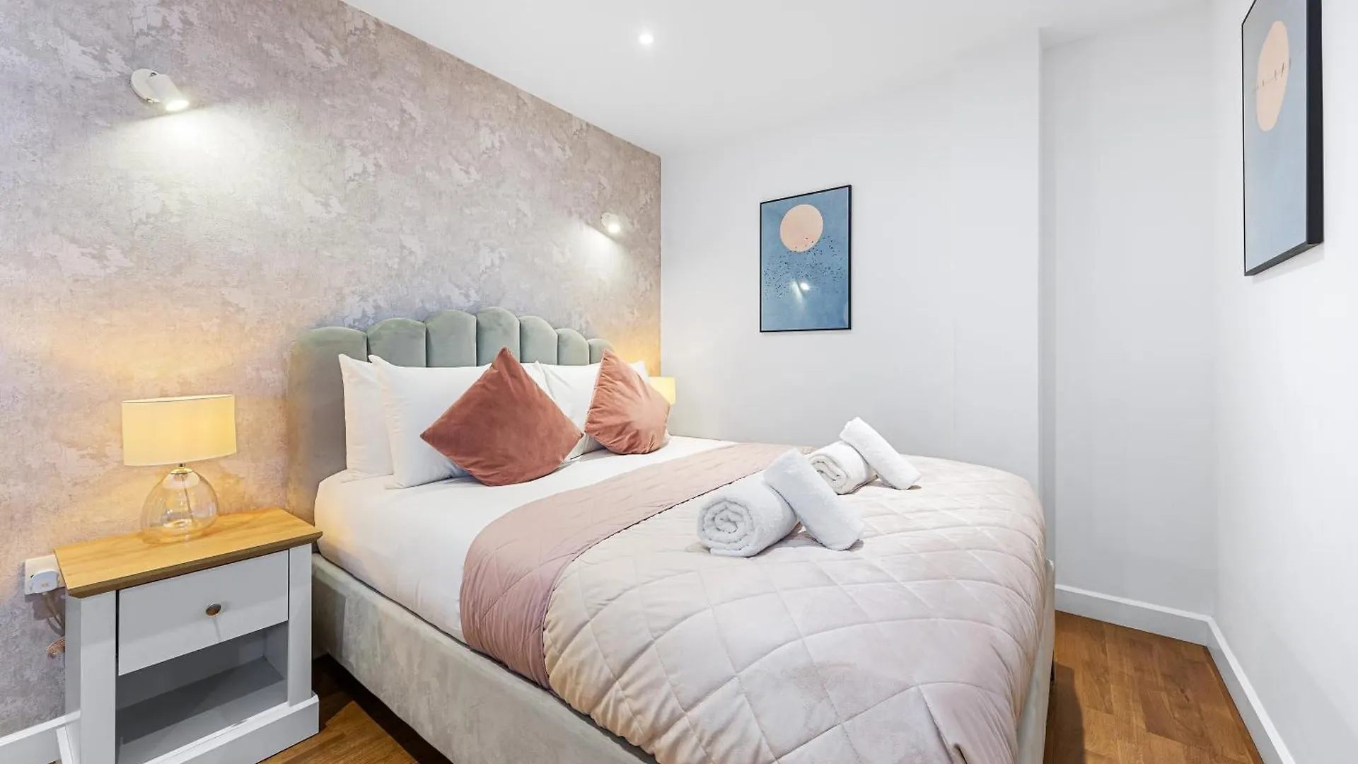 Modern One Bedroom Flat - Near Heathrow, Windsor Castle, Thorpe Park - Staines London Tw18 0*, Staines-upon-Thames