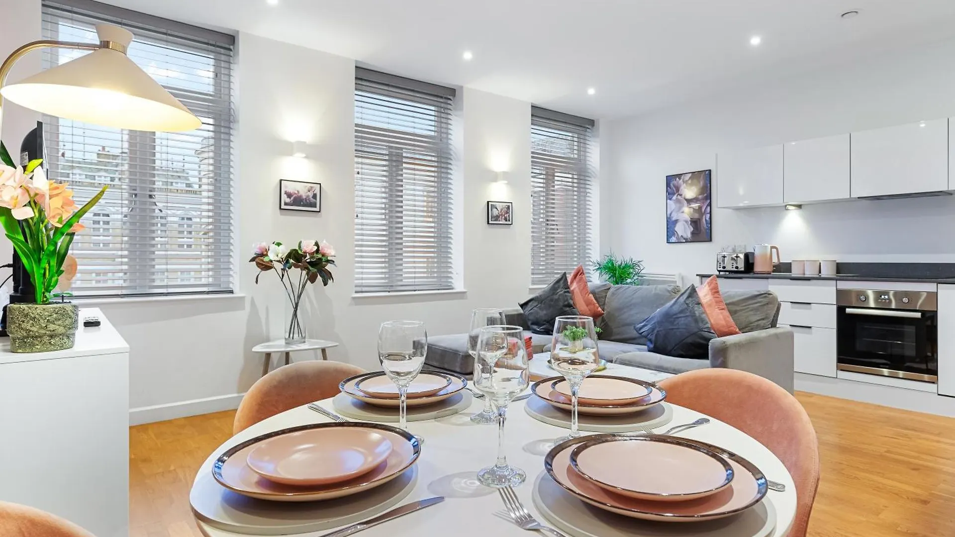 Modern One Bedroom Flat - Near Heathrow, Windsor Castle, Thorpe Park - Staines London Tw18 0*, Staines-upon-Thames United Kingdom