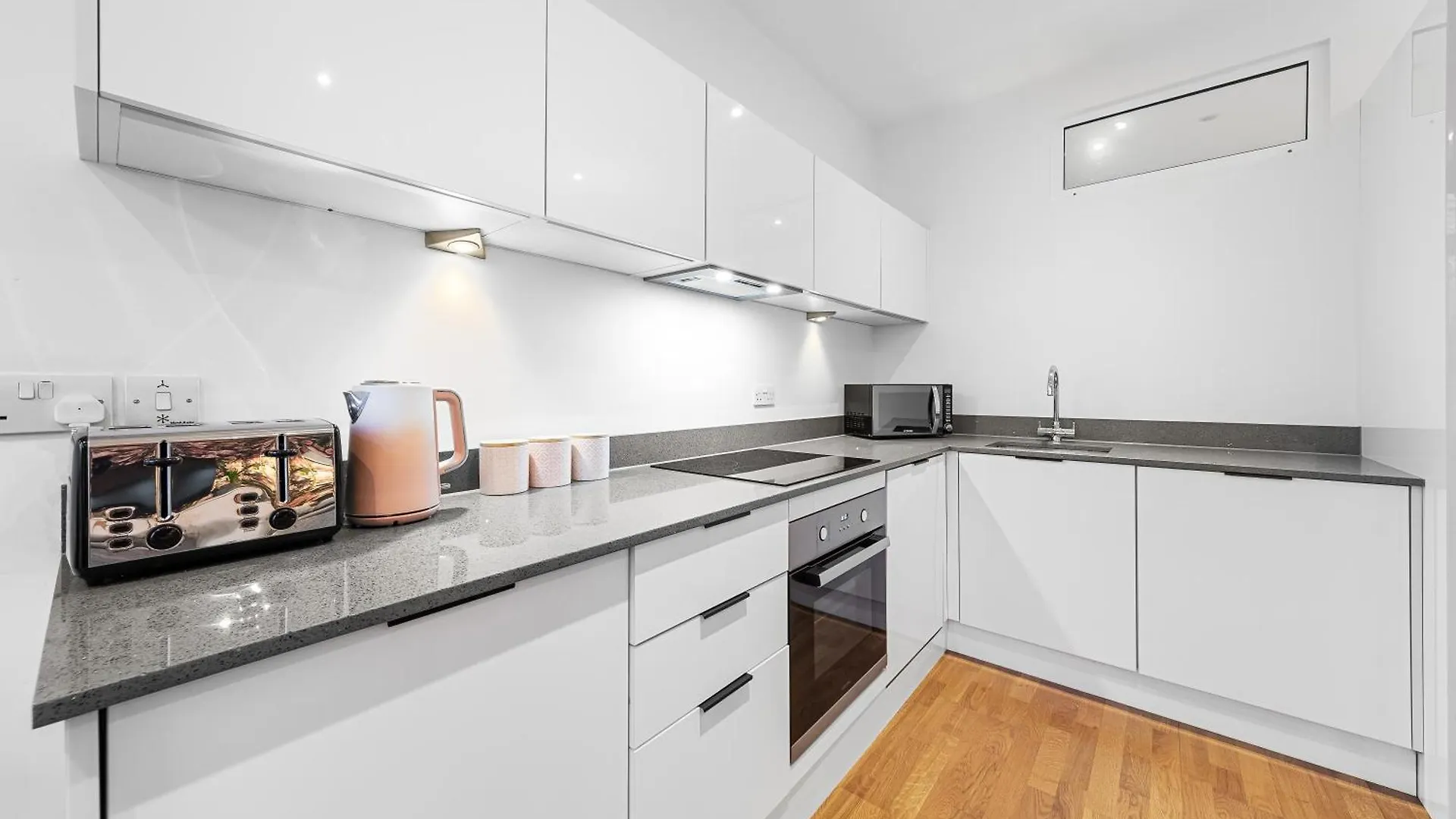 Modern One Bedroom Flat - Near Heathrow, Windsor Castle, Thorpe Park - Staines London Tw18