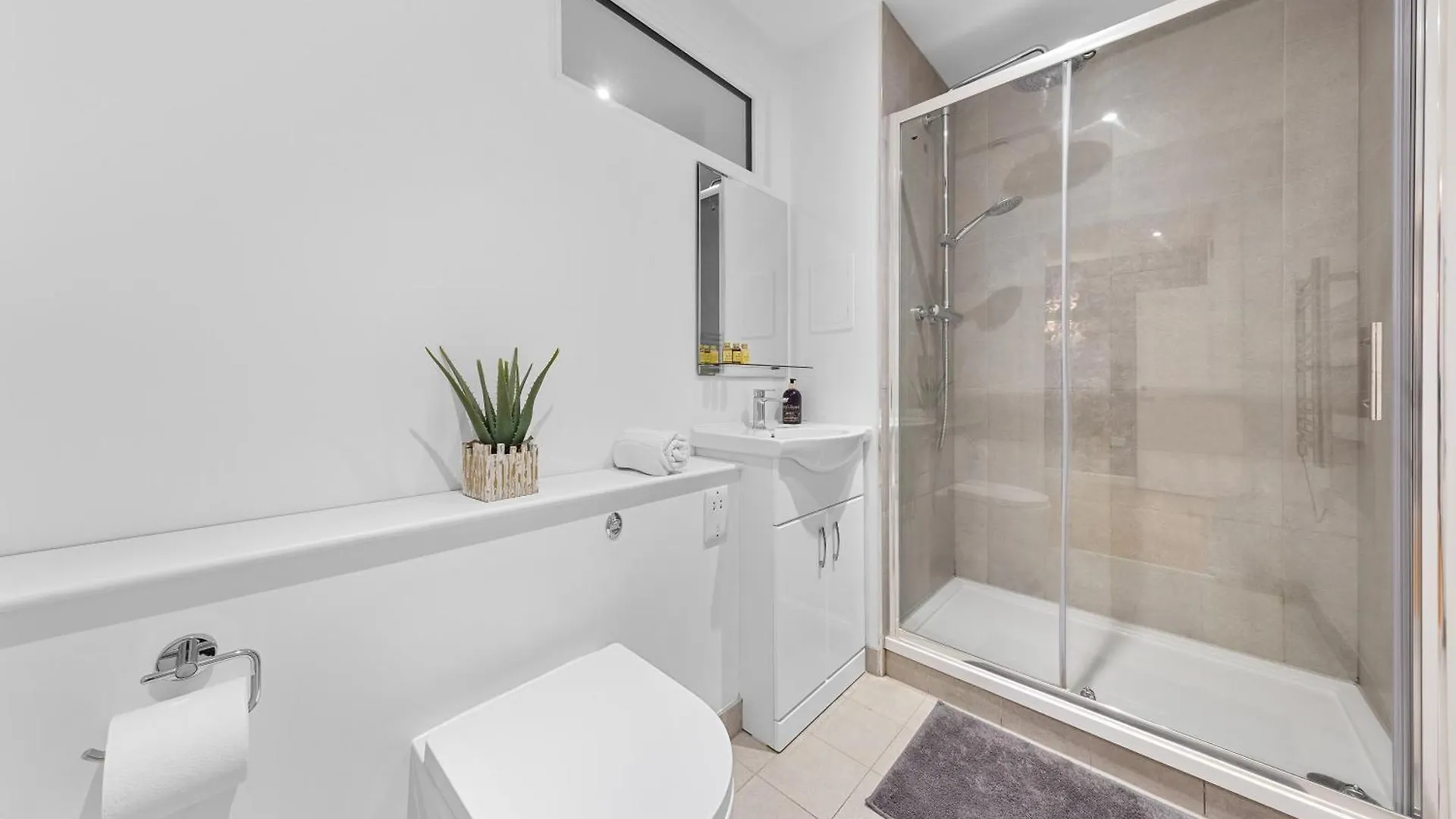 Modern One Bedroom Flat - Near Heathrow, Windsor Castle, Thorpe Park - Staines London Tw18 0*, Staines-upon-Thames United Kingdom