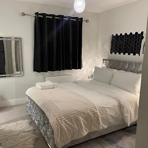  Homestay En-suite Bedroom In A Family Near Gatwick Airport And Horley Station