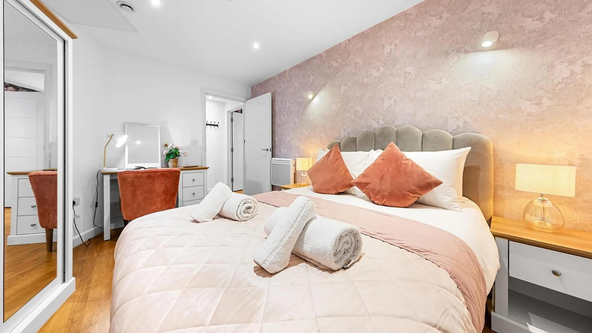 公寓 Modern One Bedroom Flat - Near Heathrow, Windsor Castle, Thorpe Park - Staines London Tw18