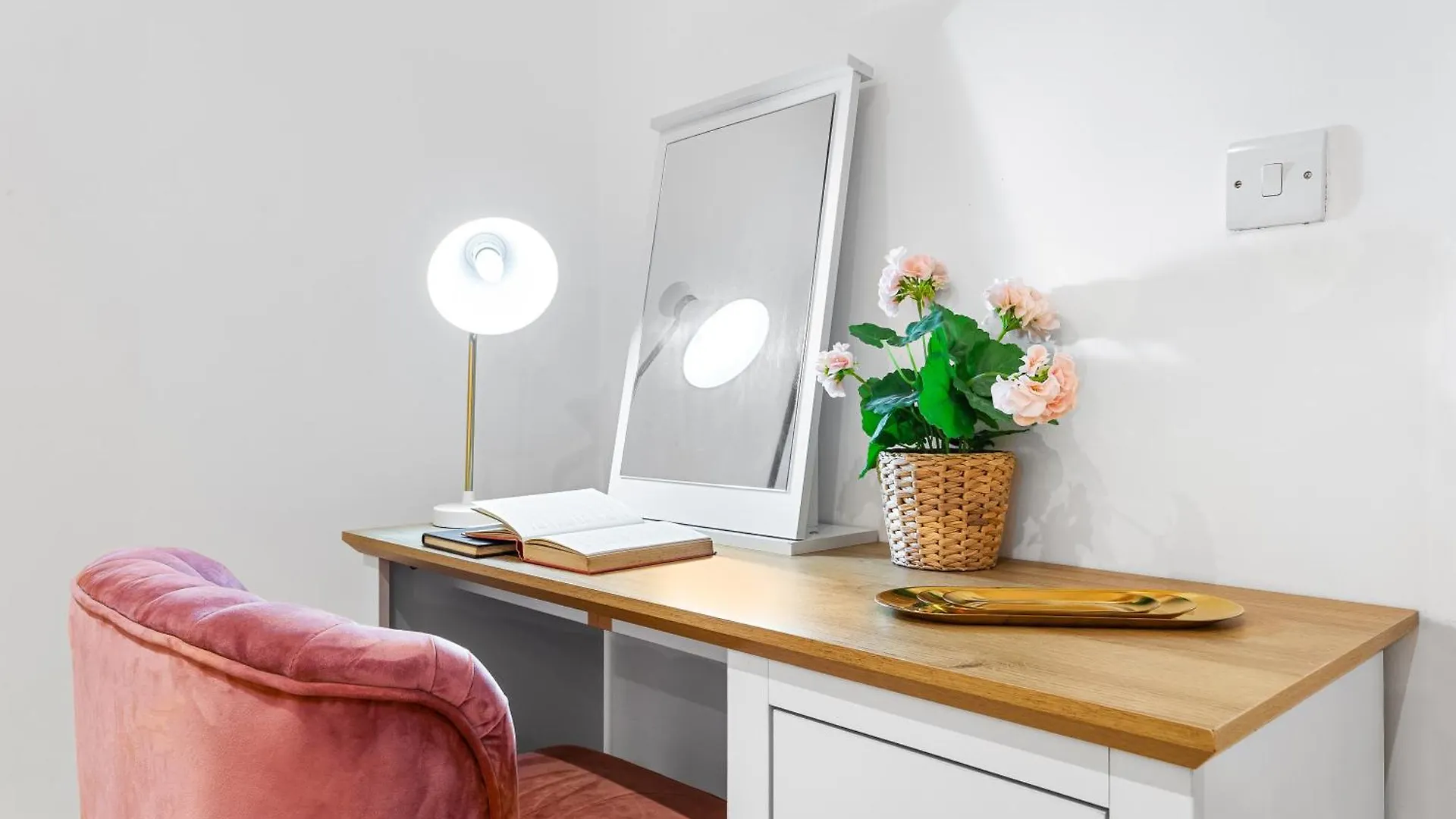 Modern One Bedroom Flat - Near Heathrow, Windsor Castle, Thorpe Park - Staines London Tw18 公寓