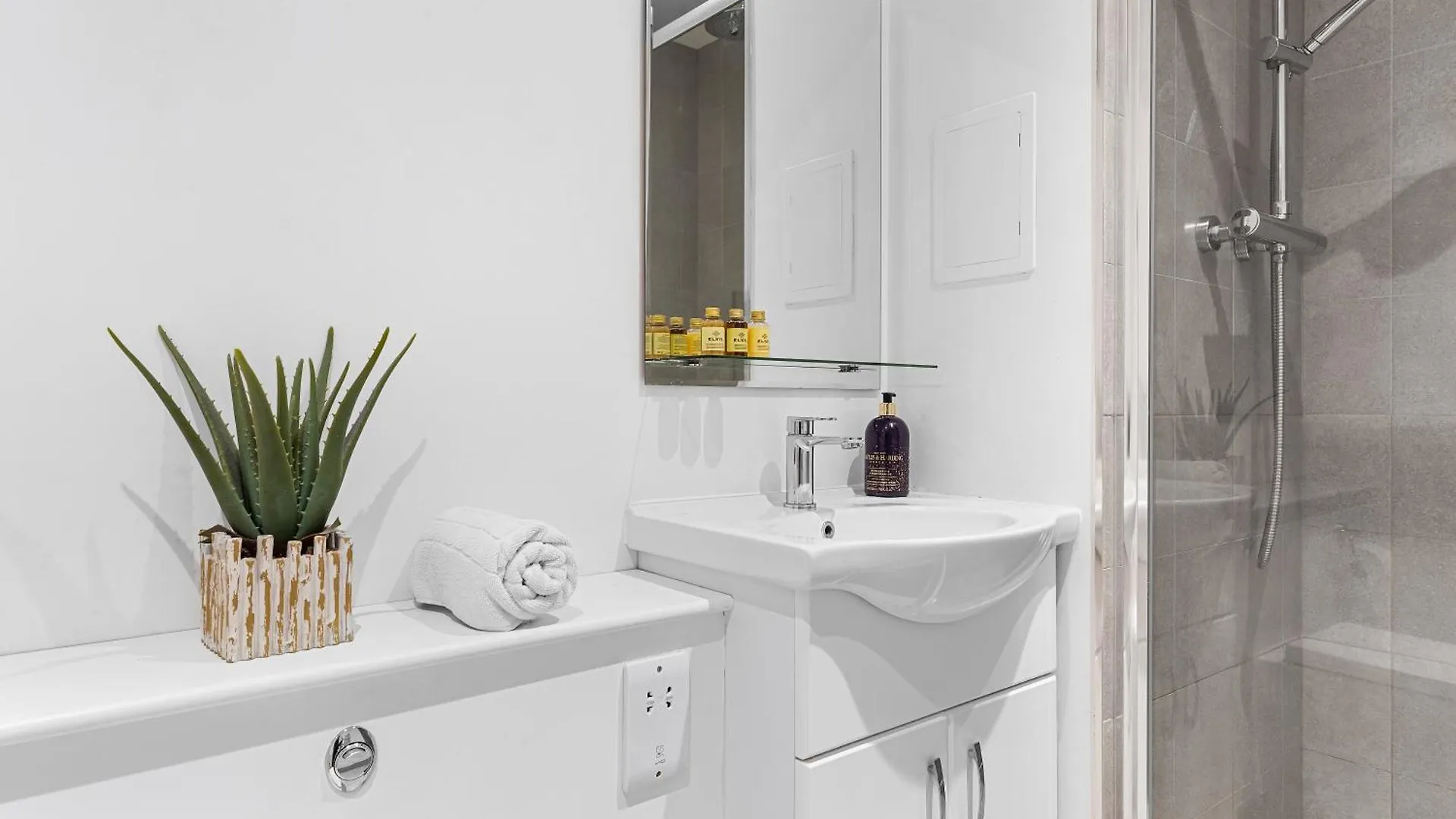 Modern One Bedroom Flat - Near Heathrow, Windsor Castle, Thorpe Park - Staines London Tw18 英国
