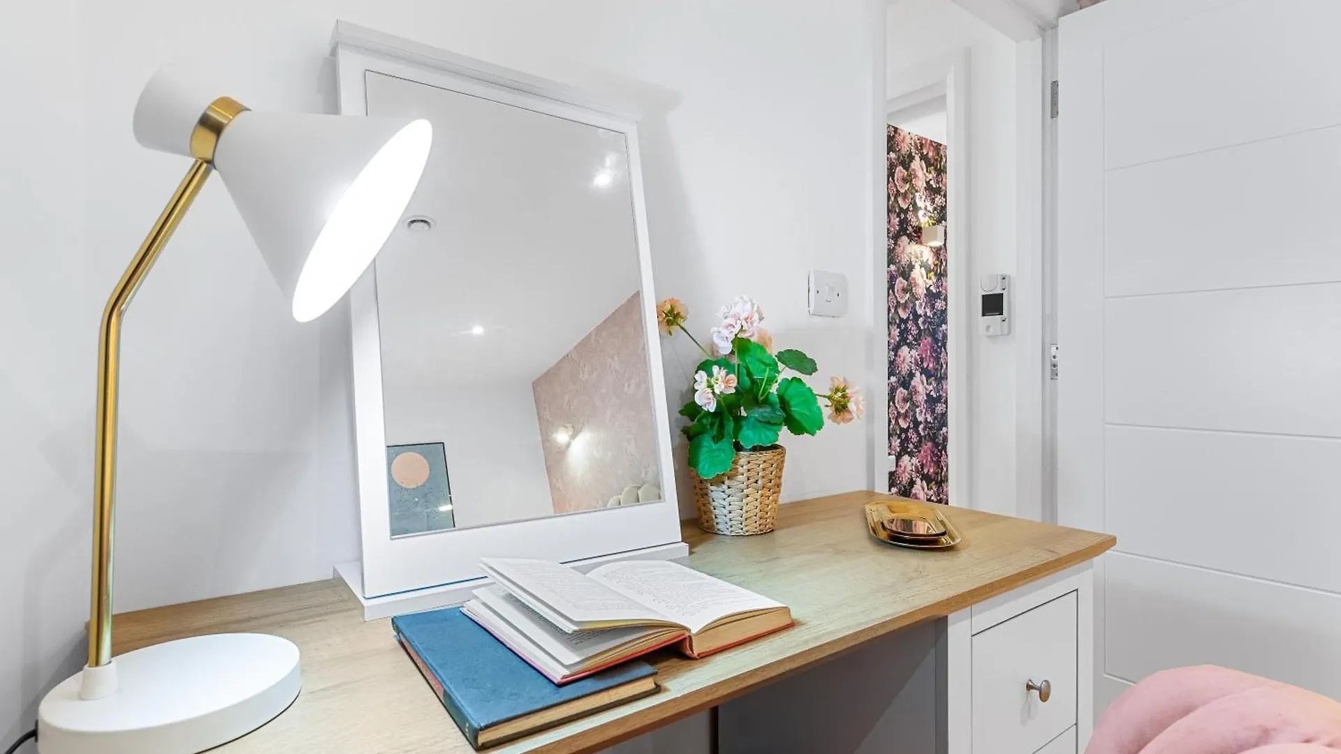 Modern One Bedroom Flat - Near Heathrow, Windsor Castle, Thorpe Park - Staines London Tw18