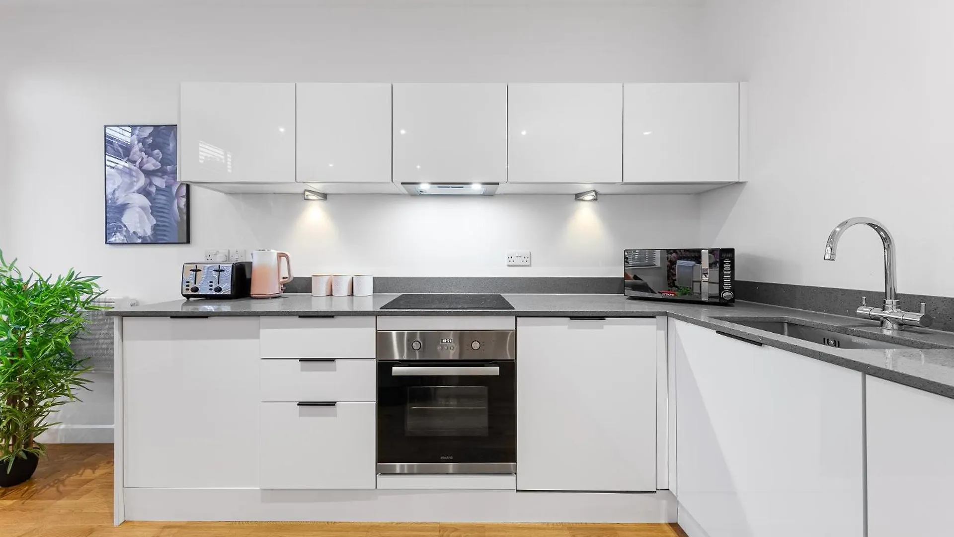 公寓 Modern One Bedroom Flat - Near Heathrow, Windsor Castle, Thorpe Park - Staines London Tw18