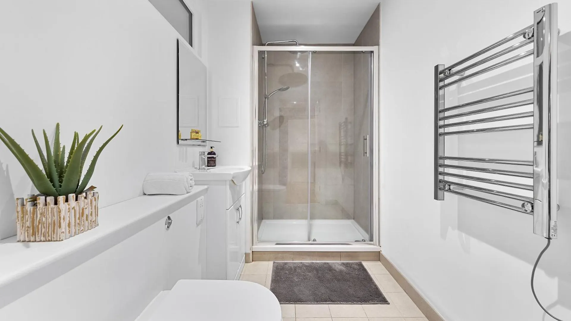 公寓 Modern One Bedroom Flat - Near Heathrow, Windsor Castle, Thorpe Park - Staines London Tw18